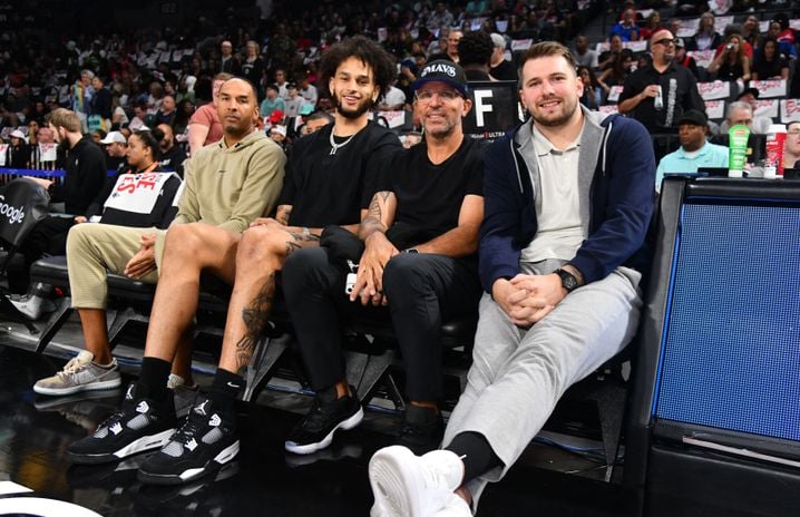 Nico Harrison (à gauche) assistait en octobre dernier, aux côtés de son pivot Dereck Lively II, de son coach Jason Kidd, mais aussi du désormais ex-joueur star des Mavs Luka Doncic, à un match de play-offs WNBA entre les Las Vegas Aces et le New York Liberty.