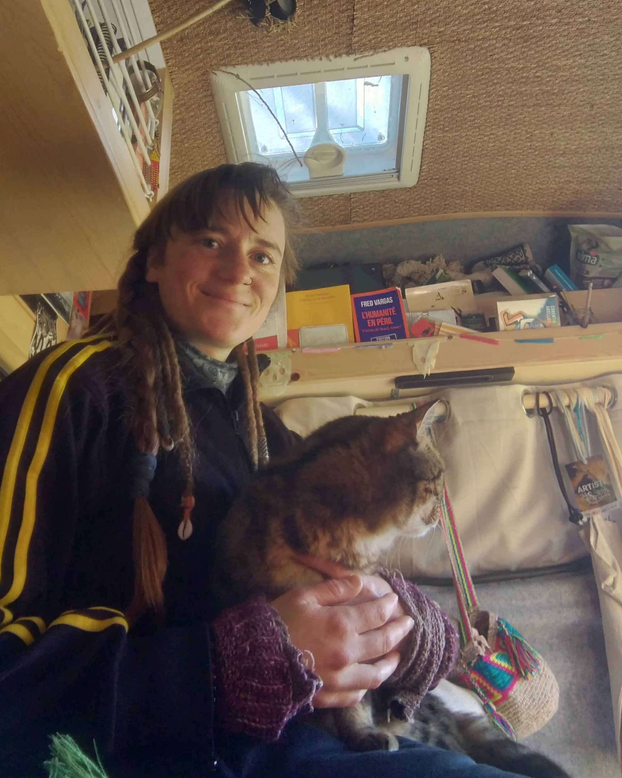 jeune femme avec un chat sur les genoux