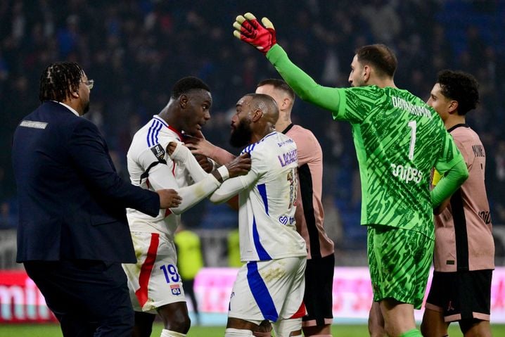 Alexandre Lacazette a dû intervenir pour calmer Moussa Niakhaté, au bout d'une fin de match sous haute tension, dimanche au Parc OL.