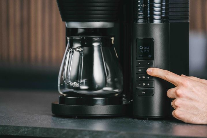 Les fonctionnalités de la cafetière AromaFresh Pro X sont accessibles sur la droite de la machine.