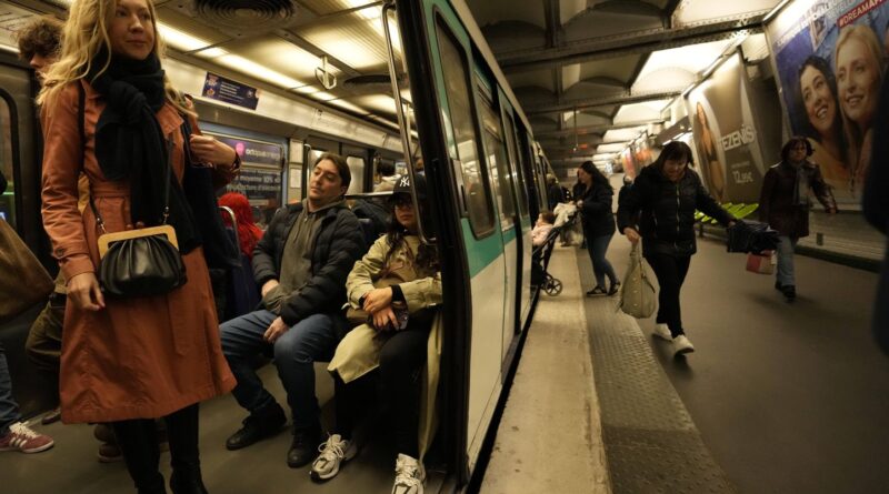 Paris : Foule, odeurs, stress et Covid-19… Comment de nombreux usagers sont devenus allergiques au métro