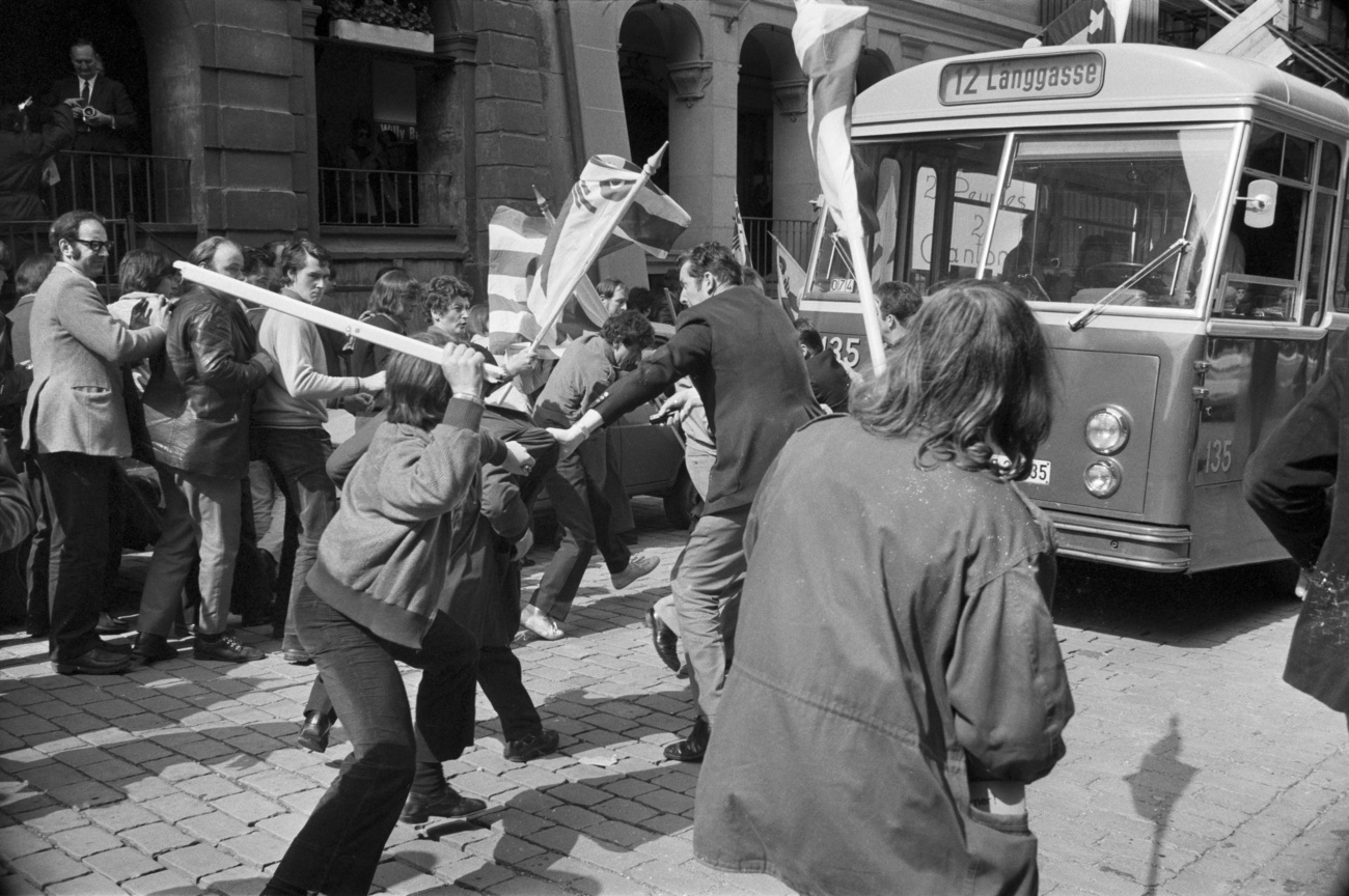 De violents heurts avaient opposé le 17 juin 1972 à Berne la police à des participants à une manifestation organisée par le Rassemblement jurassien, d’obédience séparatiste, lors du rejet d’une loi sur l’école dans le canton de Berne.