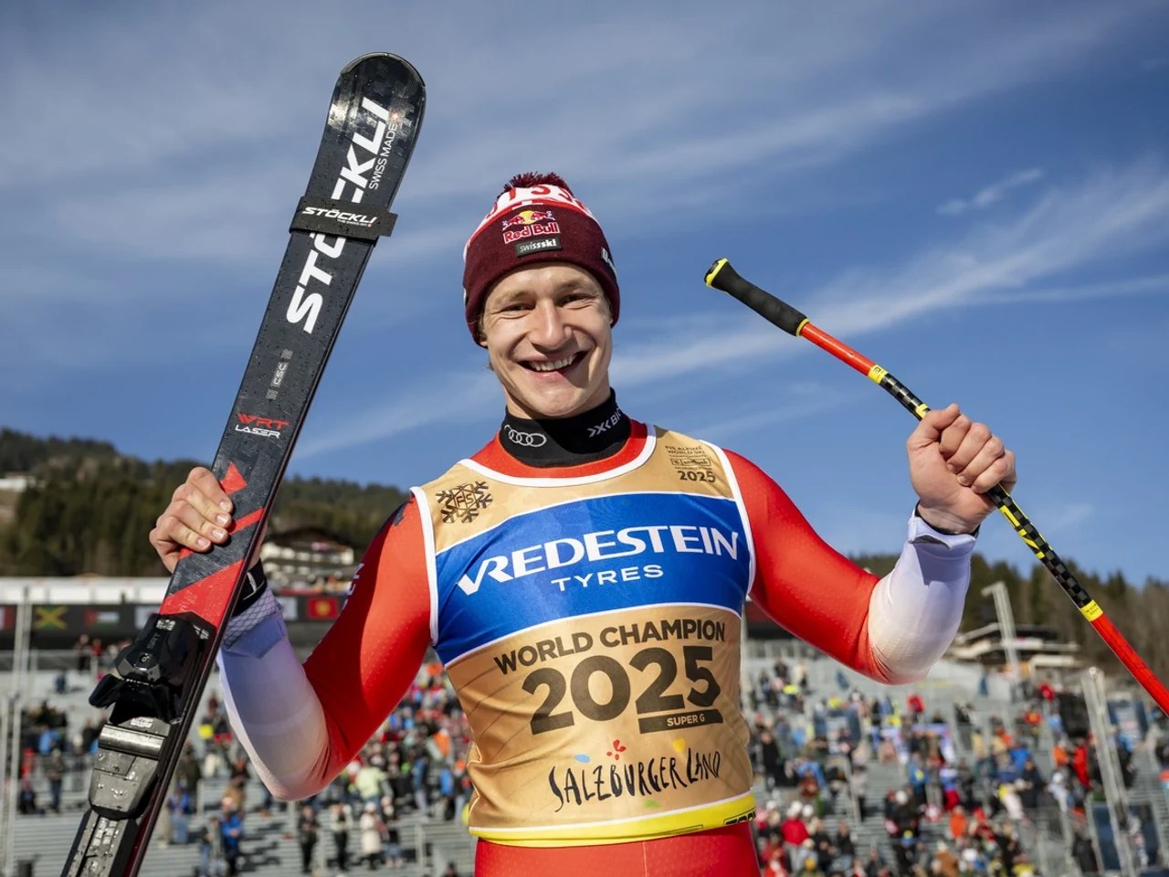 Le champion du monde de super-G Marco Odermatt pose avec ses skis.