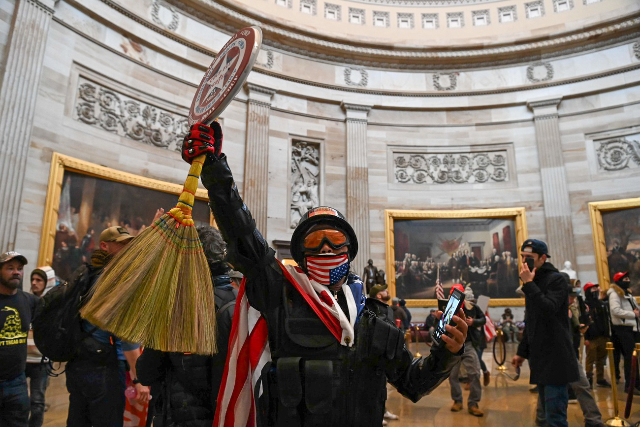 Le 6 janvier 2021, des partisans de Donald Trump ont enfreint les mesures de sécurité et ont pénétré dans le Capitole alors que le Congrès débattait de la confirmation de l'élection présidentielle de 2020.