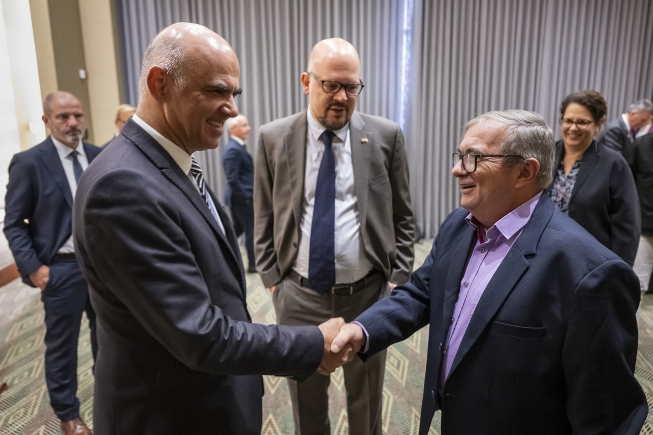 L'ancien conseiller fédéral Alain Berset (à droite) avec l'ancien chef des FARC-EP Rodrigo Londoño (à gauche), aujourd'hui homme politique, ainsi qu’avec le représentant spécial de la Suisse pour le processus de paix, Philippe Lustenberger 2023.