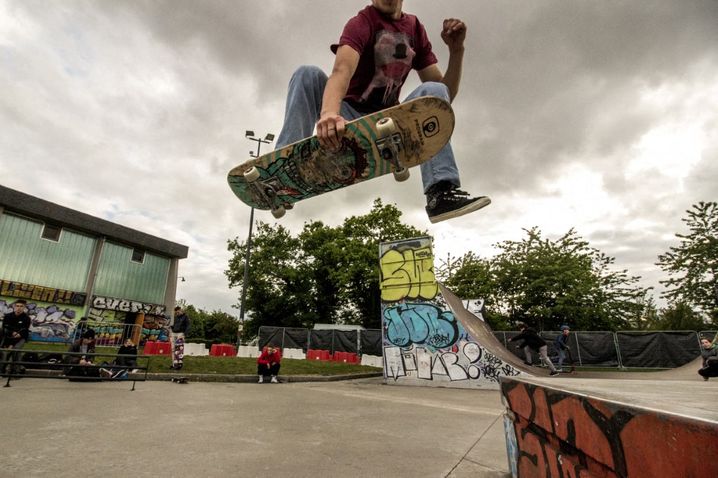 Le skate-park de la Poterie est très fréquenté des amateurs de skate, de roller, de trottinette et de BMX.