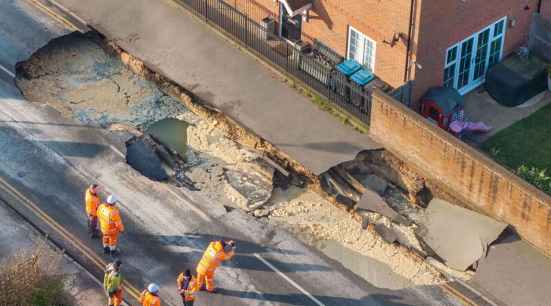 Royaume-Uni : La route s’effondre et laisse un trou béant en pleine rue, les habitants évacués