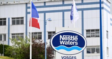 Scandales des eaux en bouteille : L’Elysée et Matignon auraient laissé faire Nestlé, Macron conteste fermement