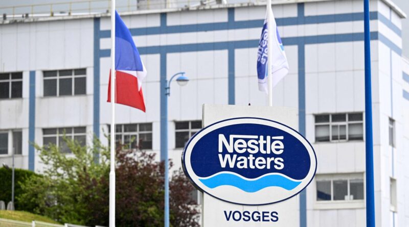 Scandales des eaux en bouteille : L’Elysée et Matignon auraient laissé faire Nestlé, Macron conteste fermement