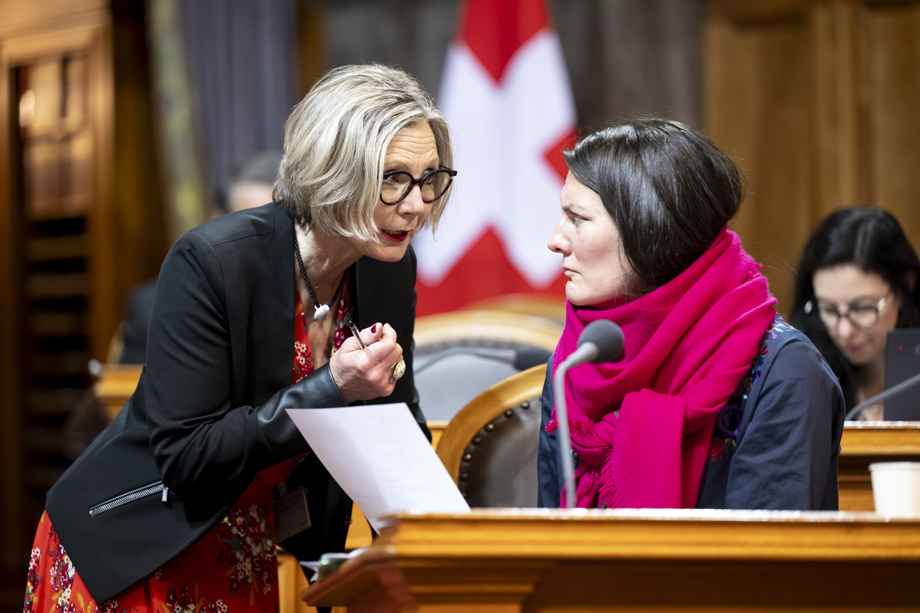 Discussion pendant la session d'hiver 2024 entre Maya Graf, Les Verts, et Tiana Angelina Moser, Vert'libéraux.