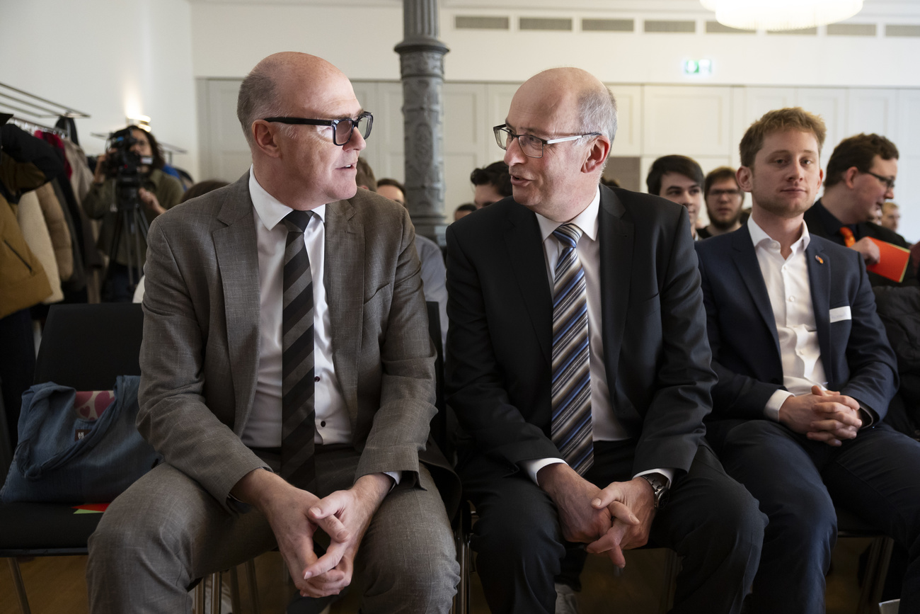 Les deux candidats au Conseil fédéral, Martin Pfister (à gauche sur la photo) et Markus Ritter, se présentent au Parlement.