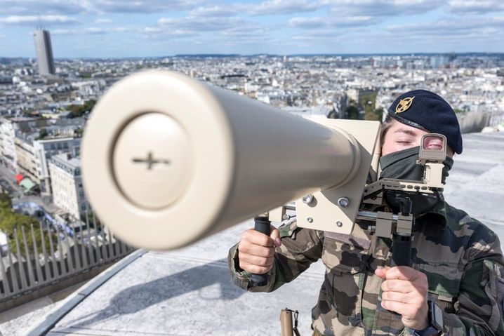 Un opérateur de la lutte anti-drone prend en main un fusil brouilleur anti-drone autonome (BASA) depuis le somment de l'Arc de triomphe, le 14 septembre 2024.