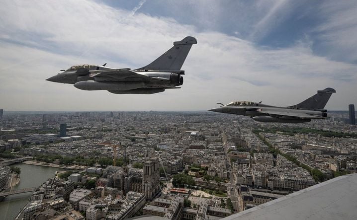 Des avions de chasse Rafale seront prépositionnés au plus près de l'événement, pour réduire leur délai d'intervention.