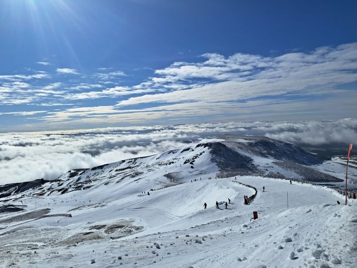 La fréquentation des stations de sports d'hiver du Sancy est particulièrement dense pendant les vacances scolaires.