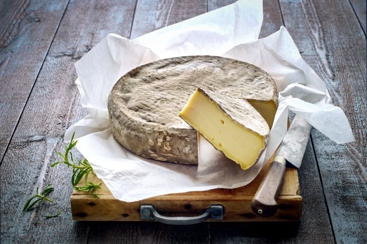 Le saint-nectaire fait partie des fromages préférés des Français, qui en consomment près de 14.000 tonnes par an. Du pain, un couteau et bon appétit.