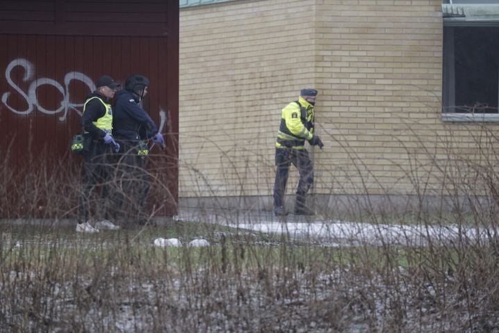 Des policiers armés sont rapidement intervenus au sein de l'école Risbergska d'Örebro, en Suède, où une fusillade a éclaté.