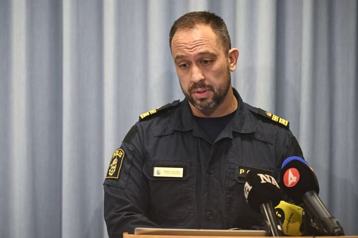 Roberto Eid Forest, chef du district de police local, s'exprime lors d'une conférence de presse après la fusillade survenue au centre de formation pour adultes du campus de l'école Risbergska, à Örebro, en Suède, le mardi 4 février 2025.