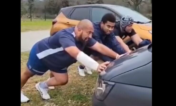 Top 14 : Sympas, les joueurs du RC Vannes sortent la voiture d’un supporter de la gadoue