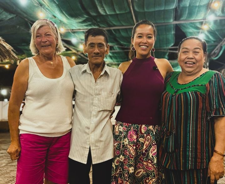 Kim Hoa avec sa mère adoptive (à gauche) et ses parents biologiques.