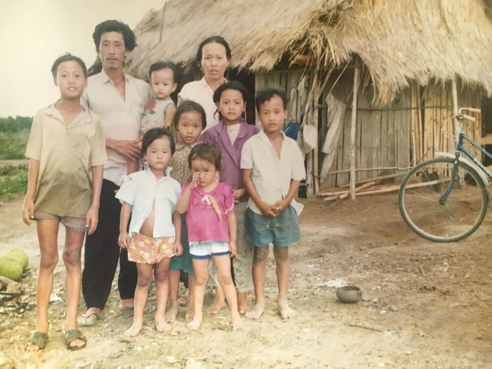 La fameuse photo dans laquelle Kim Hoa pose dans les bras de son papa biologique.