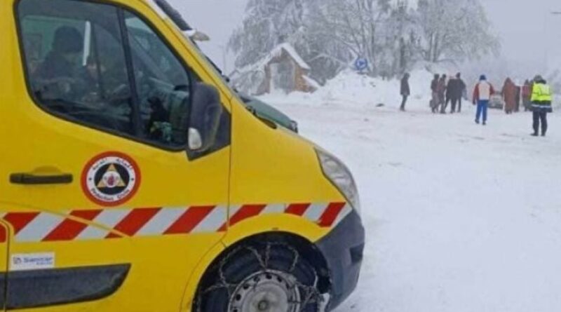 Un adolescent secouru après une chute dans un ravin enneigé à Bouira