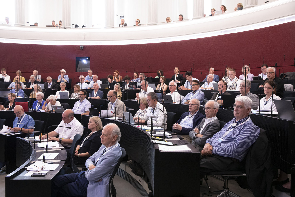 Le Conseil des Suisses de l'étranger est composé de 140 membres, dont 120 sont des Suisses vivant à l'étranger.