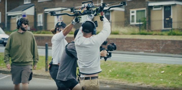 Accrocher une caméra en plein tournage alors qu'elle tourne: l'un des nombreux défis de l'épisode 2 de la série «Adolescence», sur Netflix.