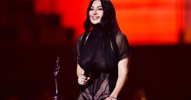 Brit Awards : Nouvelle étoile de la pop, la chanteuse britannique Charli XCX rafle cinq prix