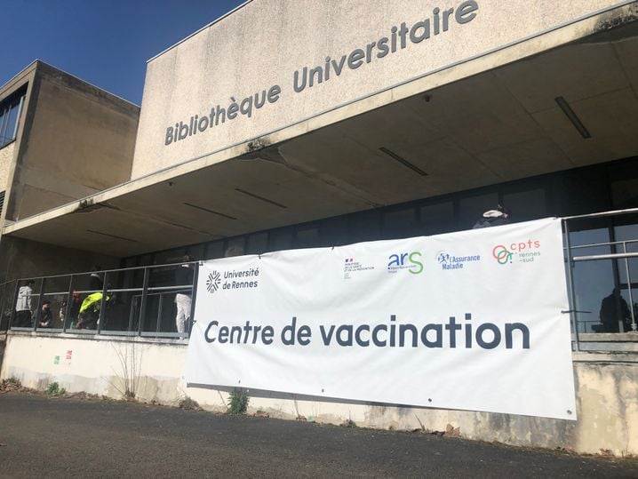 Un centre de vaccination contre la méningite a ouvert ses portes temporairement sur le campus universitaire Beaulieu à Rennes.