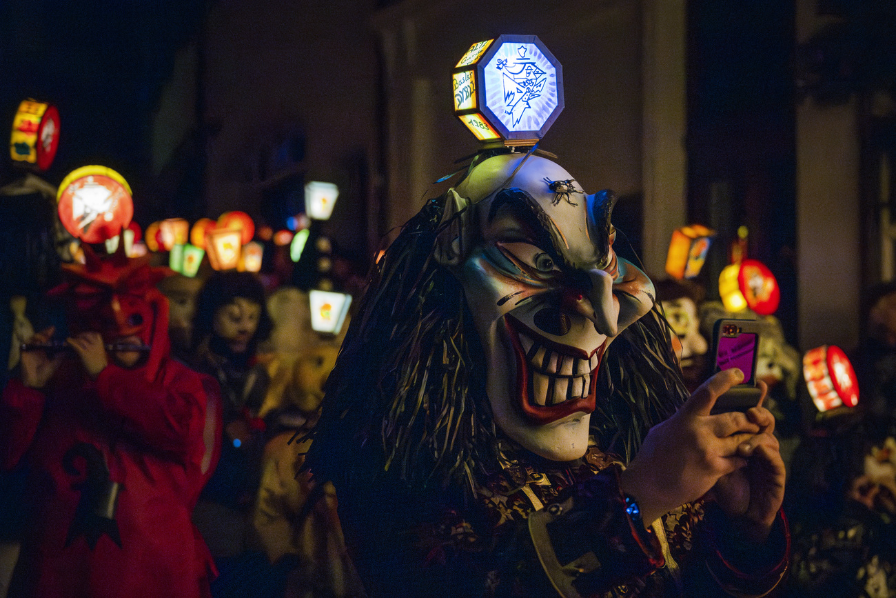 Même les carnavaliers actifs immortalisent le «Morgestraich» avec leur téléphone portable.