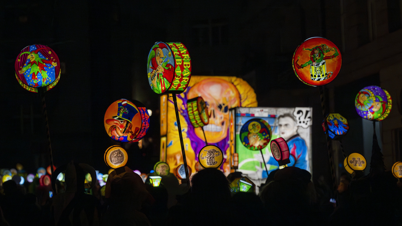 A quatre heures précises, les lumières du centre-ville s'éteignent, laissant les lanternes des carnavaliers comme seule source lumineuse.