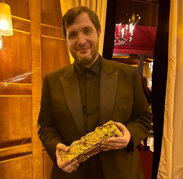 Karim Leklou avec son César au Fouquet's.