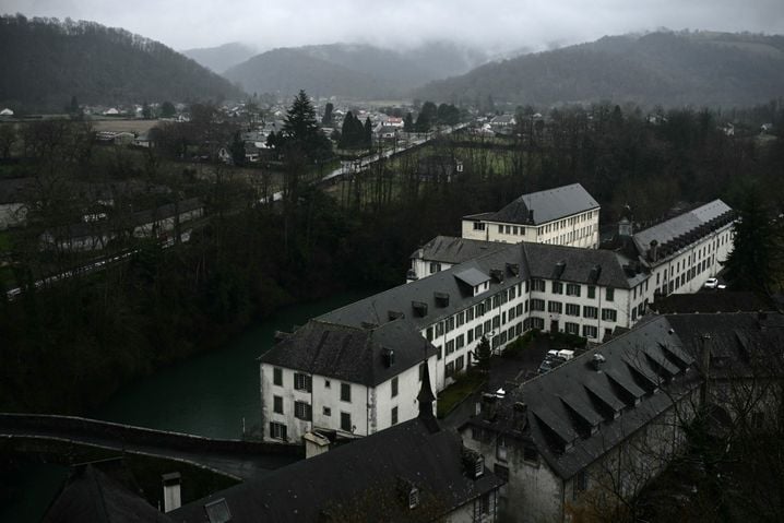 De très nombreuses plaintes ont été déposées par d'anciens élèves du collège-lycée Notre-Dame-de-Bétharram, qui se disent victimes de violences physiques et sexuelles.