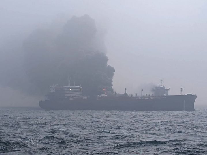 L'incendie se poursuit en mer du Nord, où deux navires sont entrés en collision, faisant craindre une marée noire sur les côtes anglaises.