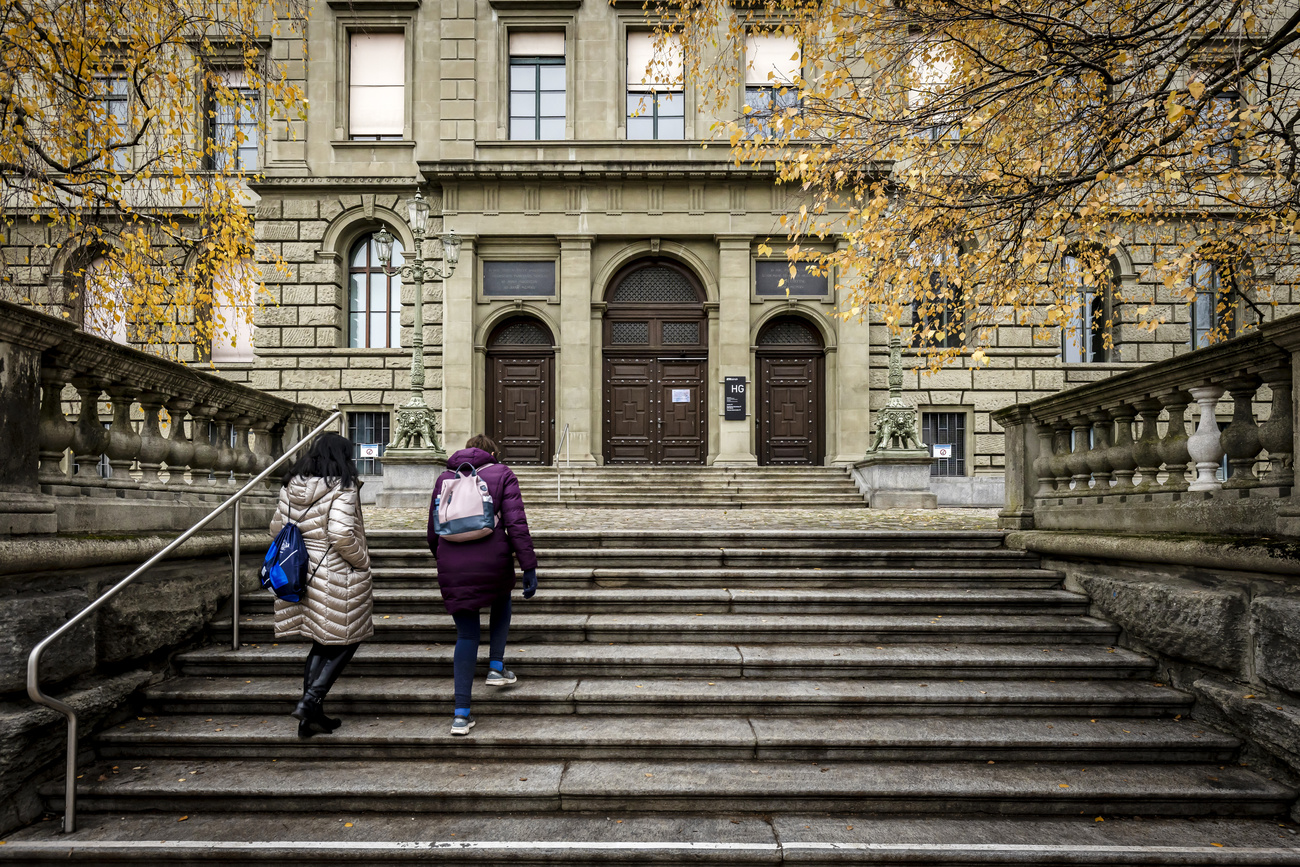 Deux étudiantes se rendent en cours à l'université de Zurich.