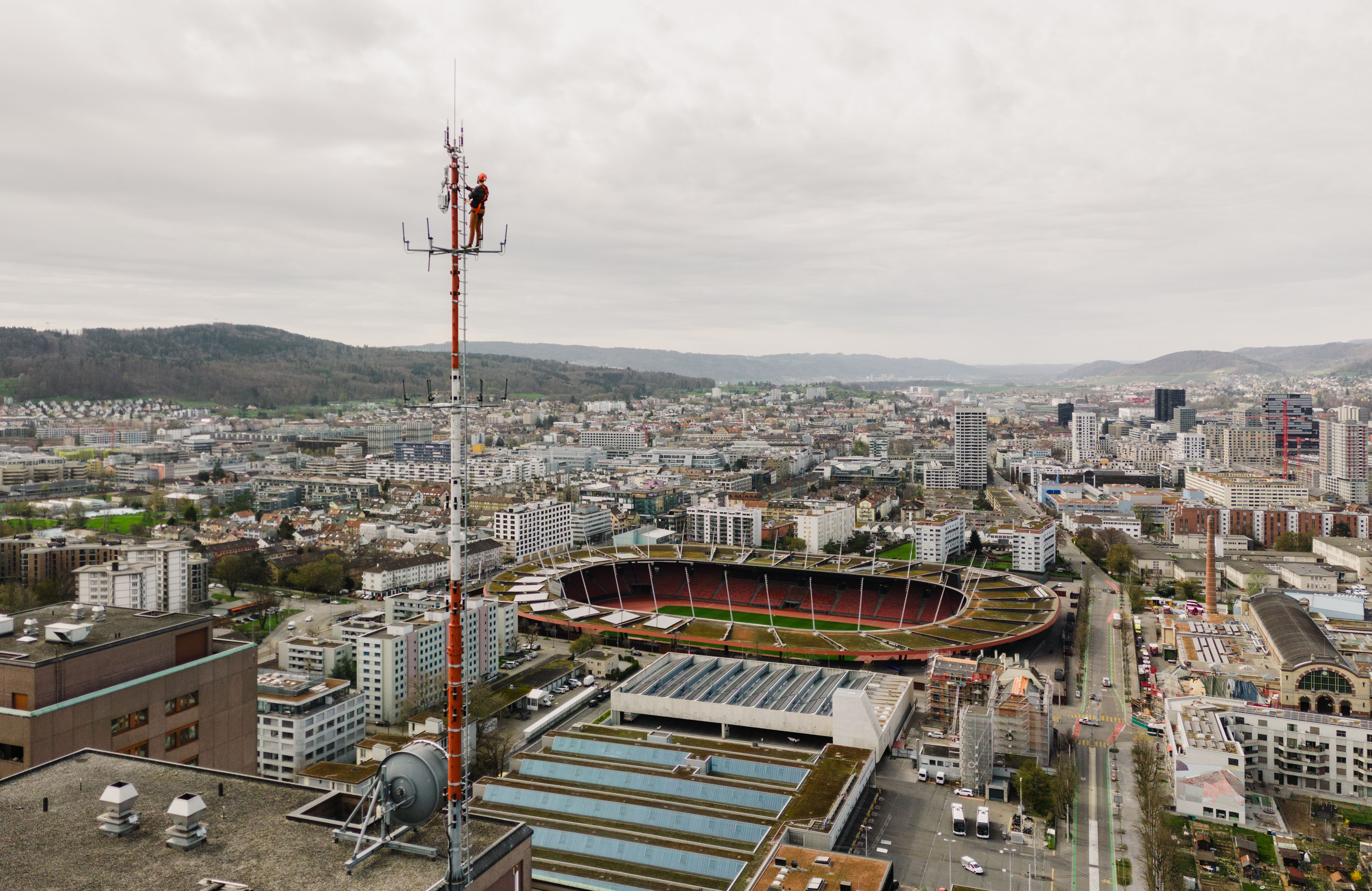 Instruments de mesure placés sur un gratte-ciel à Zurich.