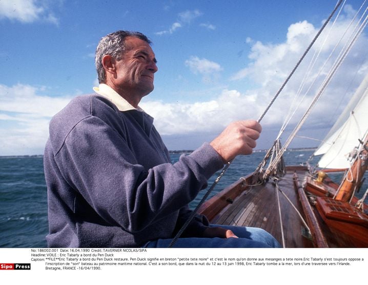 Eric Tabarly en 1990 à bord de Pen Duick, "le bateau de sa vie".