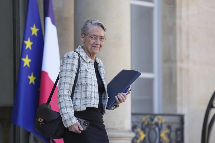 Élisabeth Borne avait validé l’ouvrage en signant une préface qui saluait « la touche malicieuse et le regard affûté de Jul », soulignant ainsi son apport moderne au conte avant que le ministère ne décide son annulation.