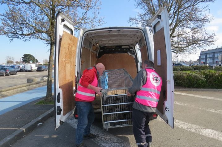 Les bénévoles des Restos du coeur chargent ces objets dans leur fourgon avant de les acheminer à leur centre de dépôt, à Nantes.