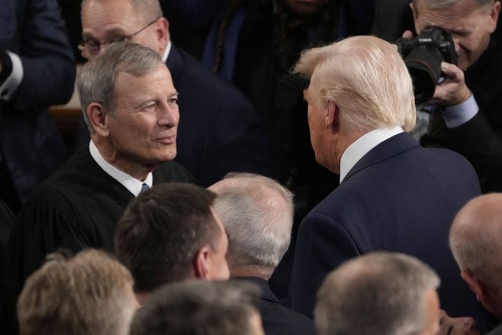 Le président Donald Trump salue John Roberts lors de son discours au Capitol de Washington début mars 2025.