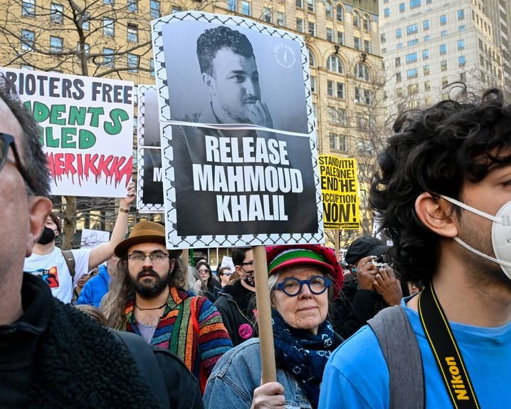 Le 10 mars, une grande manifestation de soutien à Mahmoud Khalil a été organisé à New York devant le bâtiment fédéral des services de l'immigration.