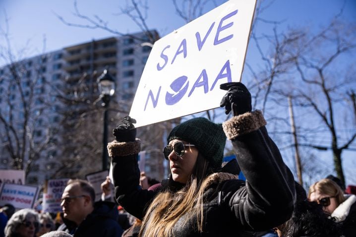 Quelque 800 employés de la National Oceanic and Atmospheric Administration (NOAA) ont été licenciés, dont de nombreux météorologues et biologistes marins.