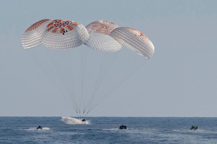 La capsule SpaceX Crew Dragon a amerri en douceur au large de Tallahassee, accueillie par une mer calme, une équipe de récupération efficace et même quelques dauphins curieux.