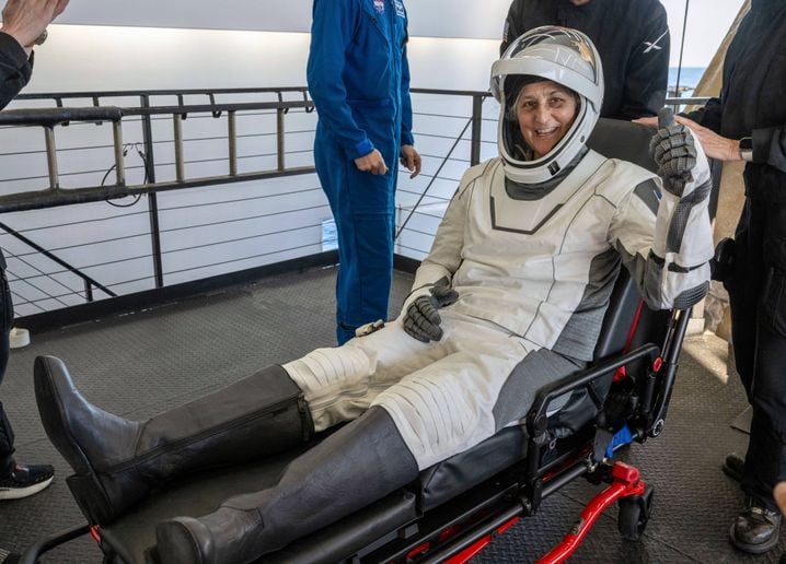 Les astronautes affichent de grands sourires à la sortie de la capsule, bien que leur corps doive encore se réadapter après neuf mois en apesanteur.