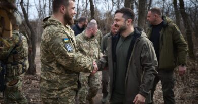 Guerre en Ukraine : Volodymyr Zelensky au milieu de ses soldats, les négociateurs russes « combatifs »