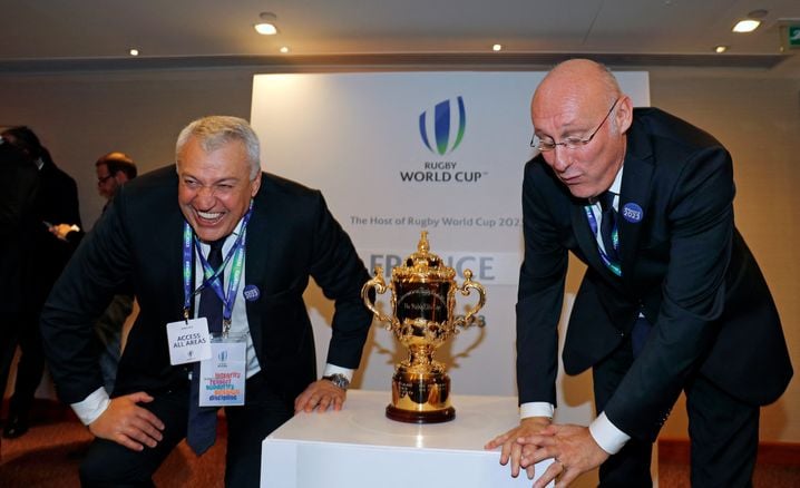 Claude Atcher, l'ancien directeur général du Mondial 2023, tout sourire aux côtés de Bernard Laporte, au moment de remporter l'organisation de l'événement.