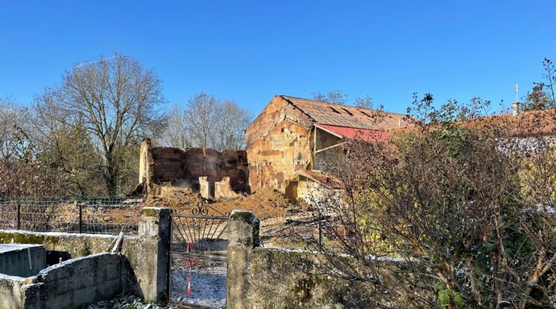 Isère : Valentin, 17 ans, jugé pour le meurtre de ses parents dans le village de Châteauvilain