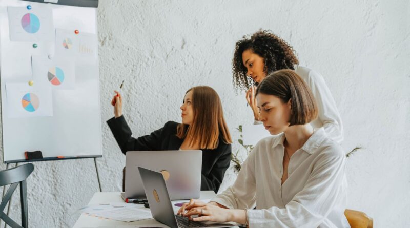 Journée des droits des femmes : Entraide, safe place, « pas de chichi »… La non-mixité féminine au travail séduit