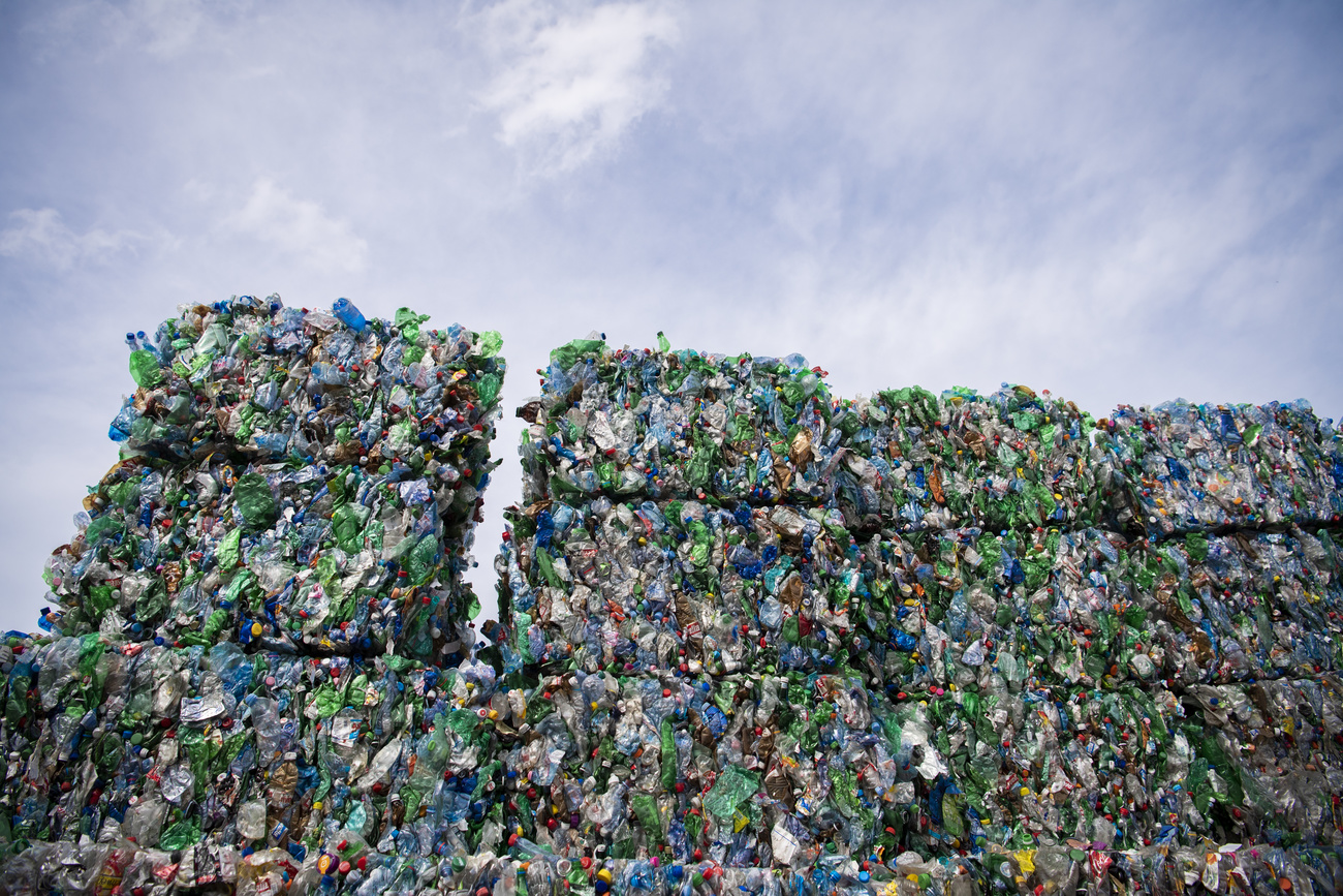 Montagne de déchets de bouteilles PET