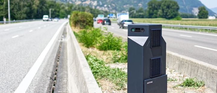 Ces boîtiers de contrôle des voies de covoiturage mis au point par l'entreprise française Pryntec ont été installés à Grenoble et Lyon.